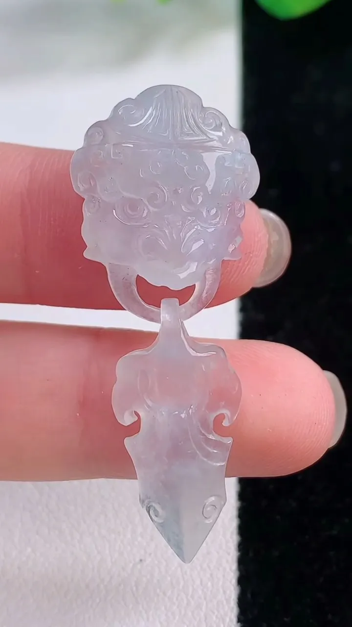 天然A货翡翠门扣，尺寸43-17.6-5.7，重量:5.36g
12月2日