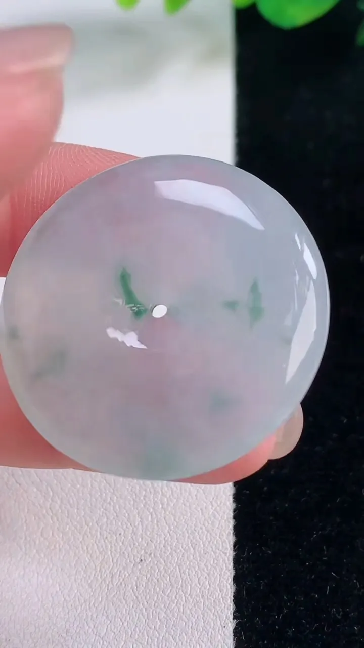 天然A货翡翠种飘花平安扣吊坠，尺寸33.4-5.7，重量:14.30g
12月2日