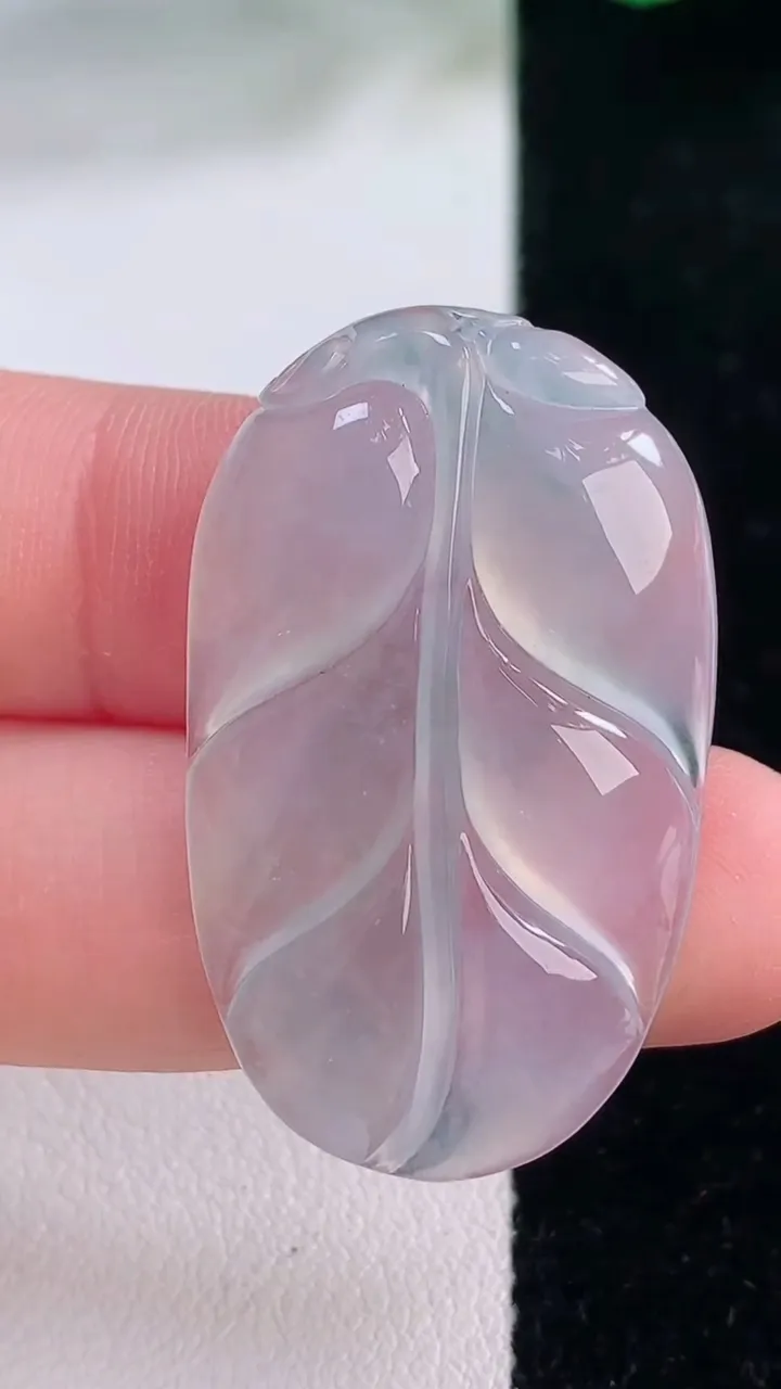 天然A货翡翠冰种飘花金枝玉叶 叶子吊坠，尺寸36.7-22.2-4.6，重量:7.34g
12月2日