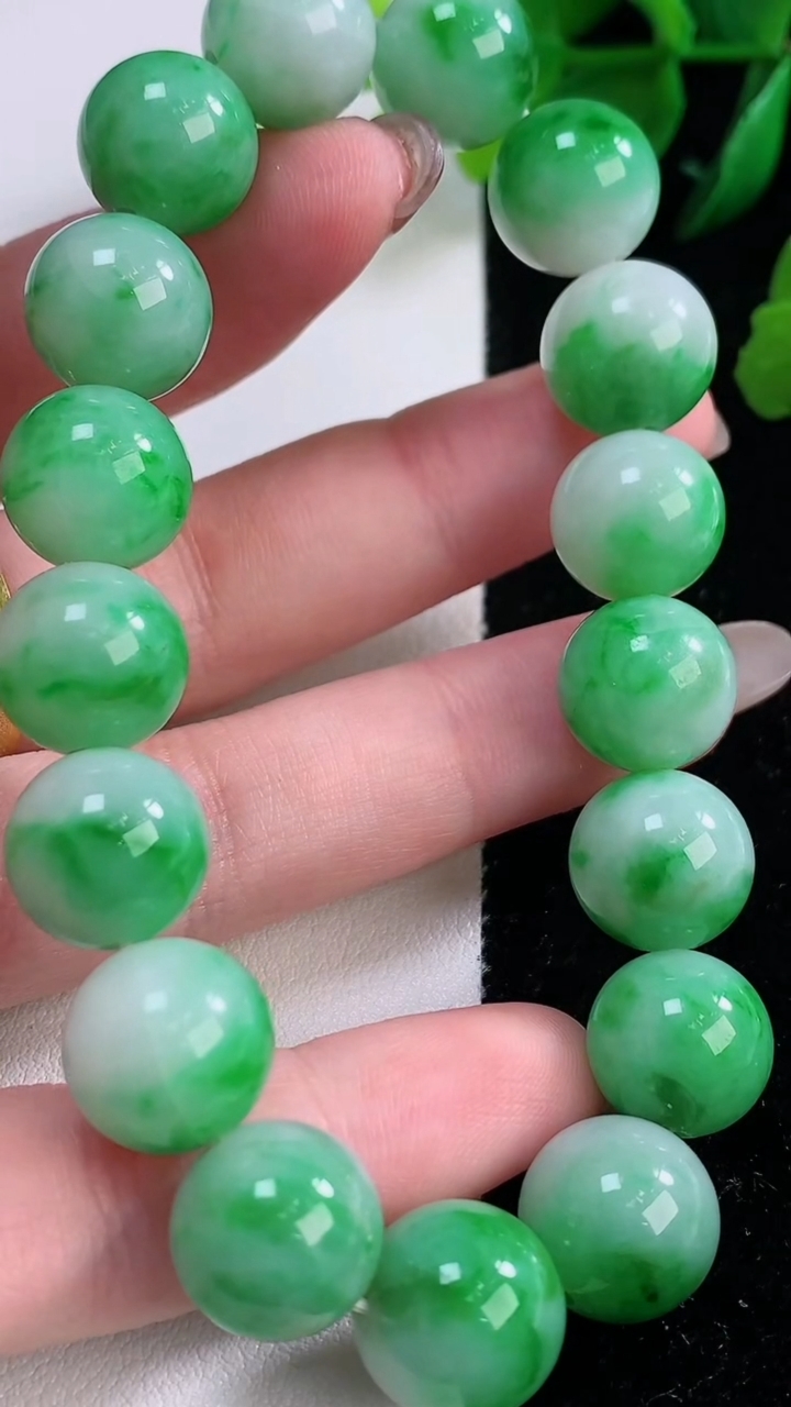 天然A货翡翠圆珠手串，尺寸11.8-17颗，重量:52.20g12月2日
工厂直销收藏佳品,种好水足，色泽均匀，有种有色，上手高大气！