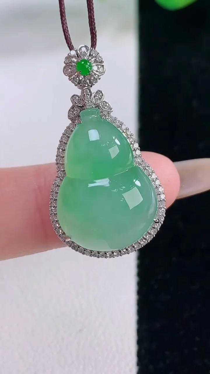 天然A货翡翠葫芦吊坠，尺寸30.7-16.6-9，裸石20-14重量:4.23g
12月2日