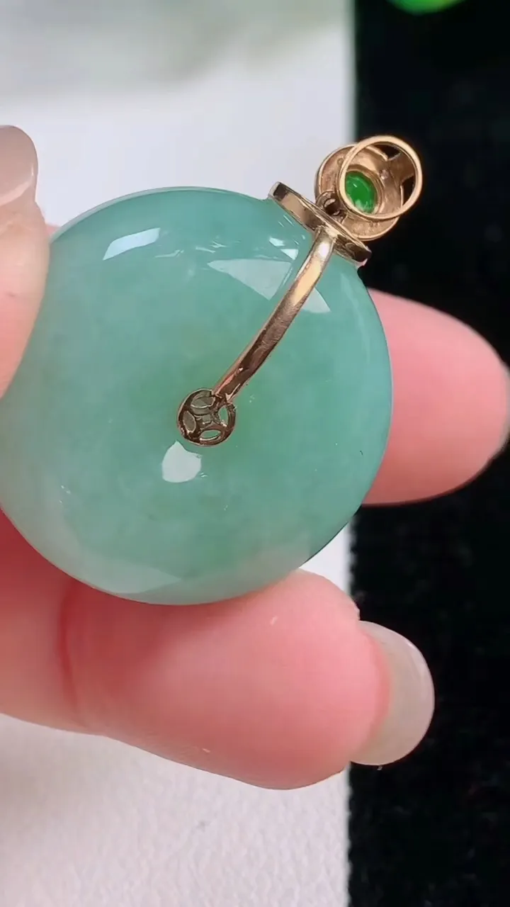 天然A货翡翠平安扣吊坠，尺寸25-11.7，重量:17.51g
12月2日