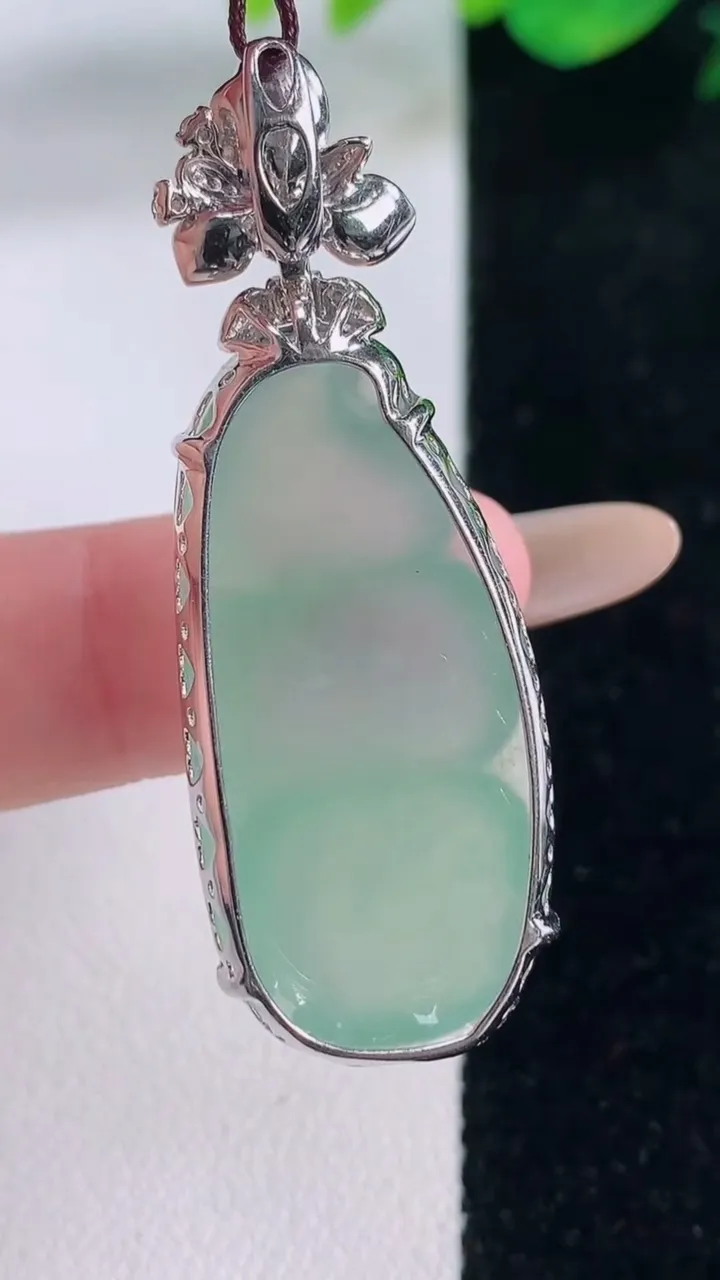 天然A货翡翠福豆吊坠，尺寸46.8-33.6-16.2-9.3，重量:9.12g
12月2日