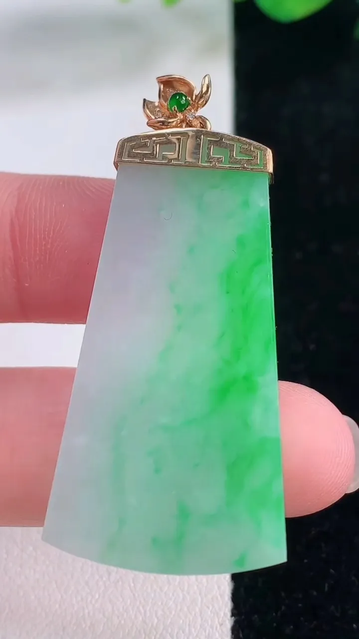 天然A货翡翠无事牌吊坠，尺寸41.8-22-3.5，重量:10.07g
12月2日