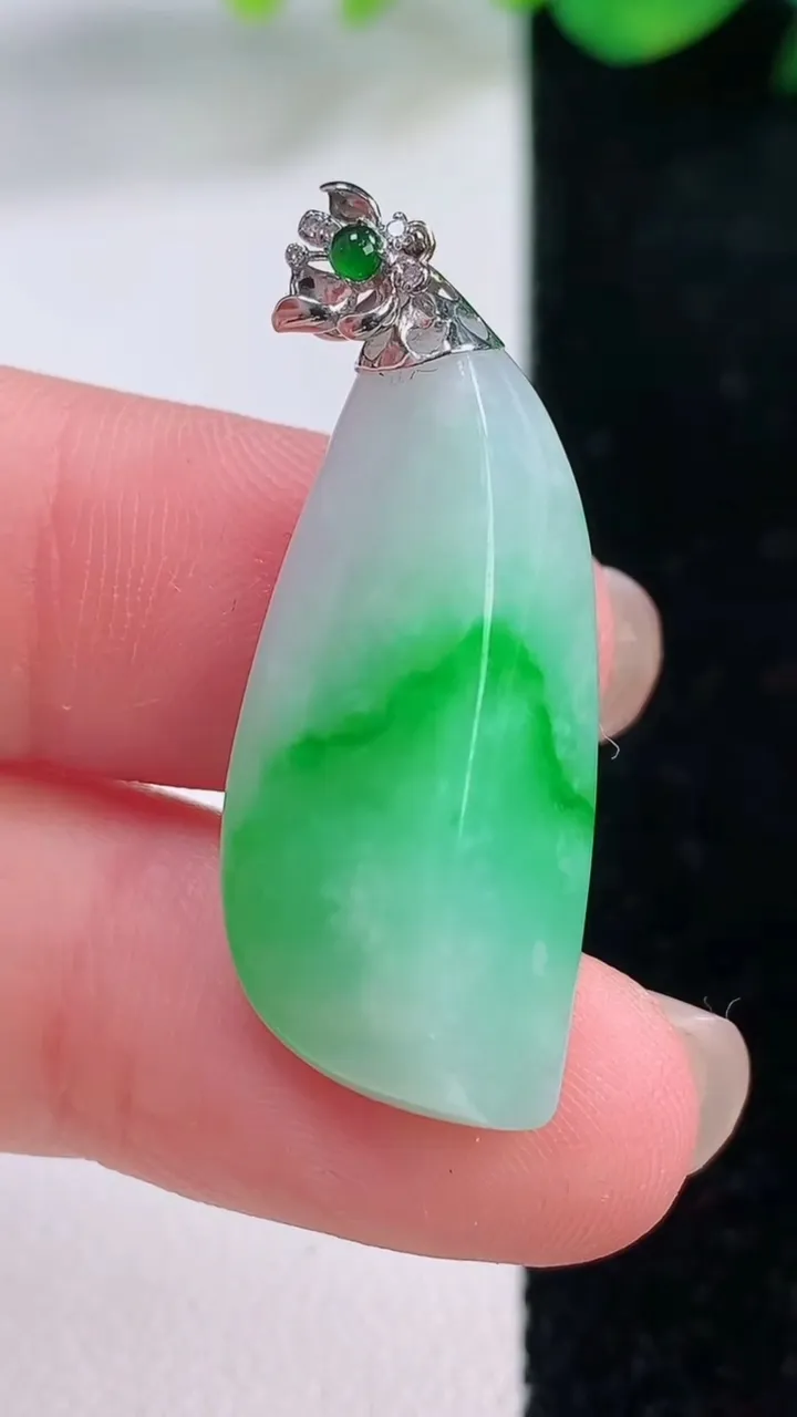 天然A货翡翠随形吊坠，尺寸31.6-13.3-8.8，重量:5.85g
12月2日
