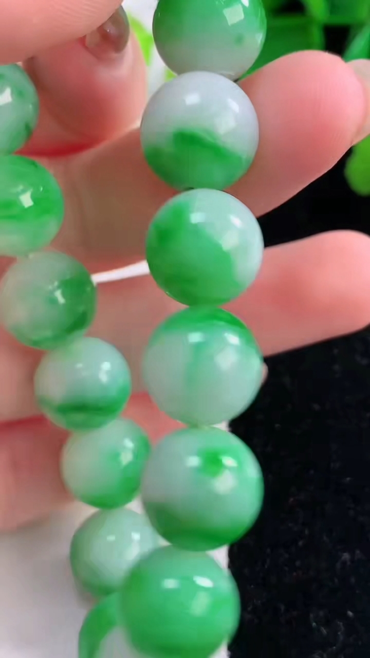 天然A货翡翠圆珠手串，尺寸11.8-17颗，重量:52.20g12月2日
工厂直销收藏佳品,种好水足，色泽均匀，有种有色，上手高大气！