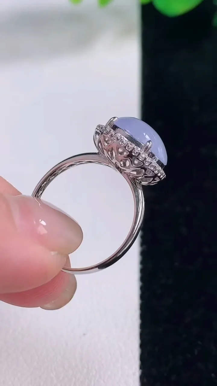 天然A货翡翠18K金紫罗兰蛋面戒指，尺寸17.4-11-8.5，重量:2.94g2025年12月2日
工厂直销收藏佳品,种好水足，色泽均匀，有种有色，上手高大气！