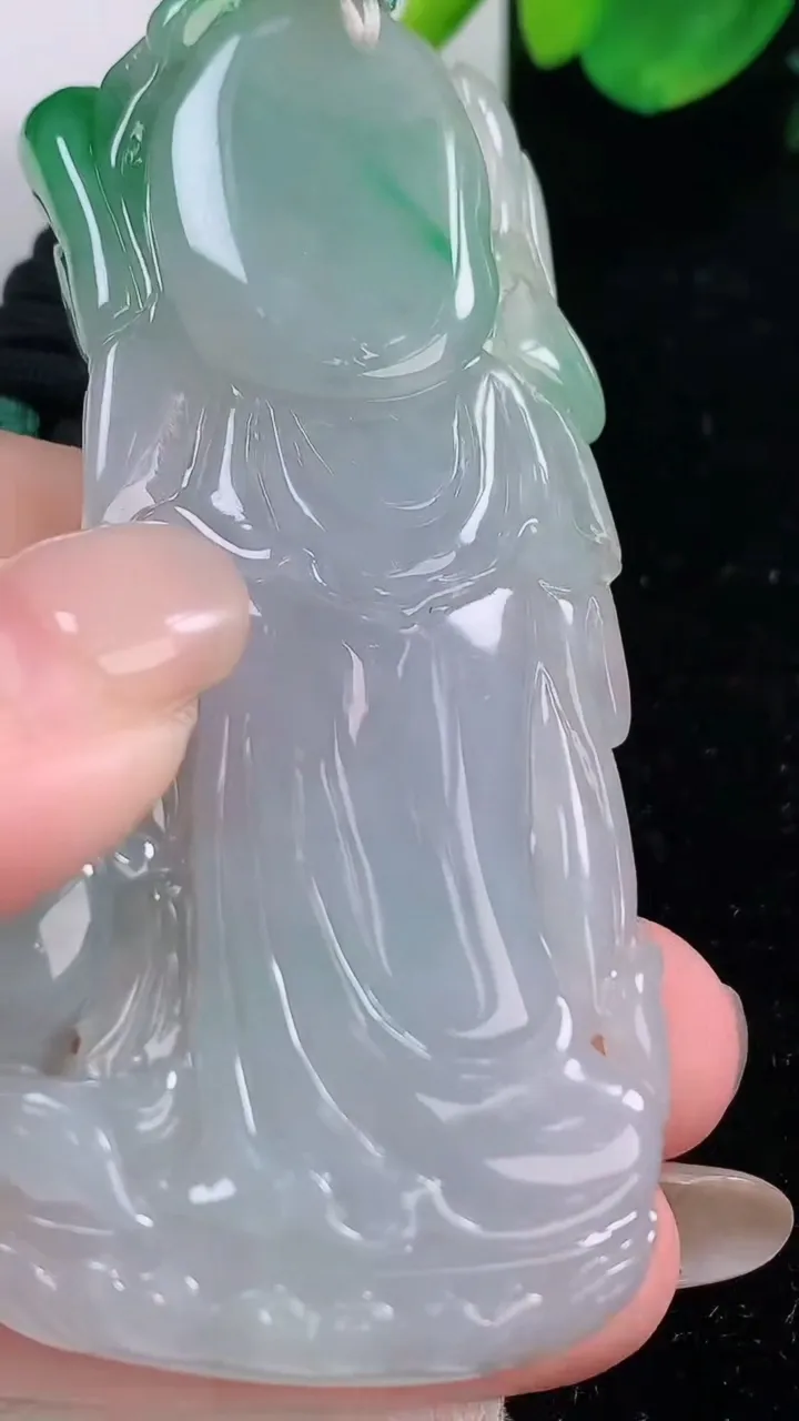 天然A货翡翠虚空藏菩萨吊坠，尺寸74.5-36.6-9.5，重量:51.38g
12月2日