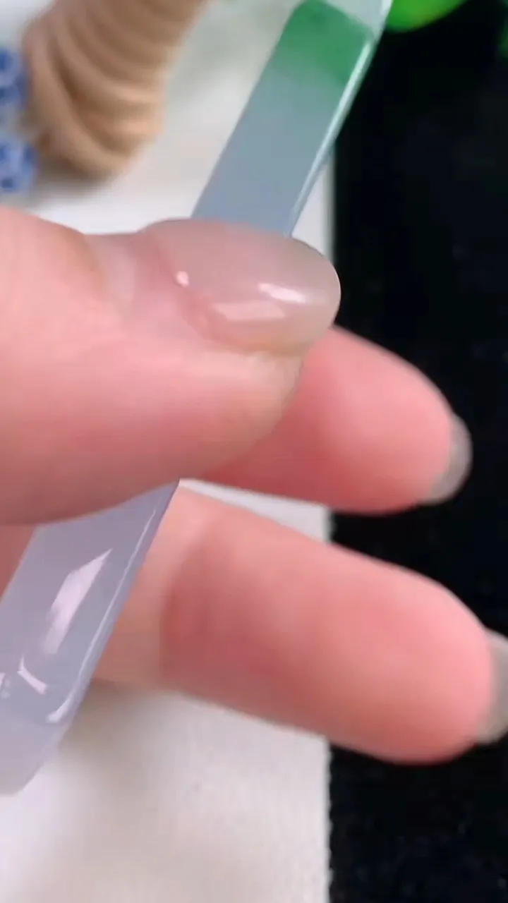 天然A货翡翠春带彩紫罗兰无事牌吊坠，尺寸56.5-31.2-6.3，重量:38.44g
12月2日