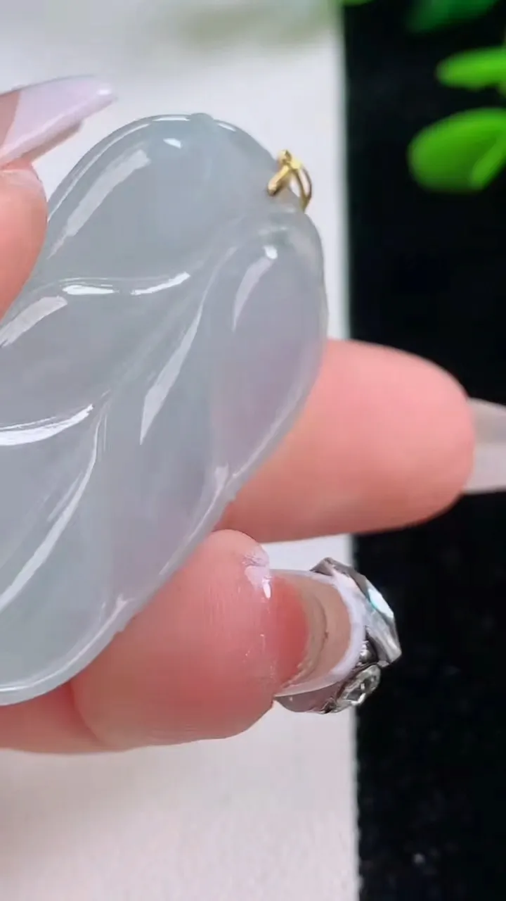 天然A货翡翠金枝玉叶 叶子吊坠，尺寸40.4-24-4.6，重量:9.86g
12月2日