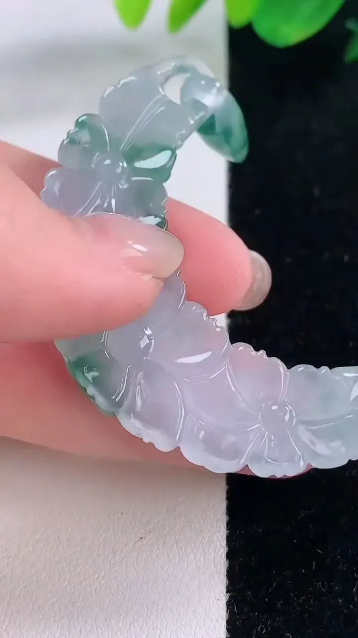天然A货翡翠种飘花和和美美 荷花手牌，尺寸55.7-16.4-5.6，重量:14.83g
12月2日