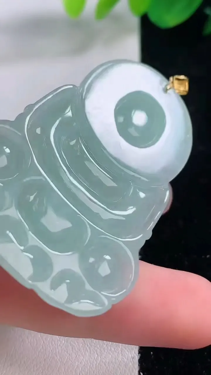 天然A货翡翠观音菩萨吊坠，尺寸53.7-37.3-6，重量:20.08g
12月2日