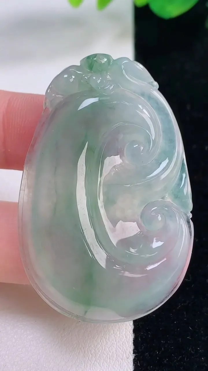 天然A货翡翠种飘花如意吊坠，尺寸50-33-5.8，重量:18.73g
12月2日