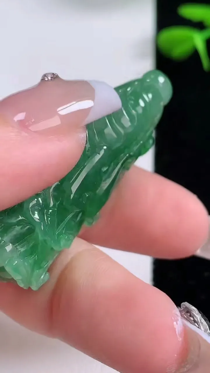 天然A货翡翠白菜吊坠，尺寸43.9-20-13.2，重:16.75g
12月2日