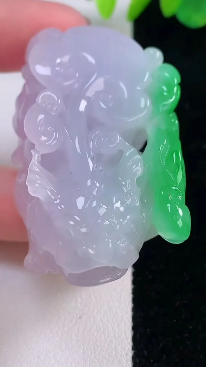 天然A货翡翠指环扳指，尺寸20.5-12-4.6，重量:13.60g2025年12月2日
工厂直销收藏佳品,种好水足，色泽均匀，有种有色，上手高大气！