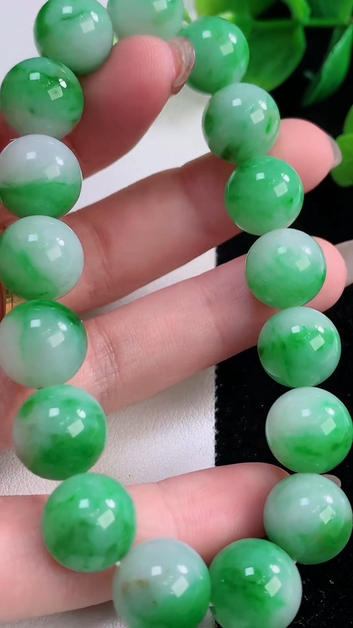 天然A货翡翠圆珠手串，尺寸11.8-17颗，重量:52.20g12月2日
工厂直销收藏佳品,种好水足