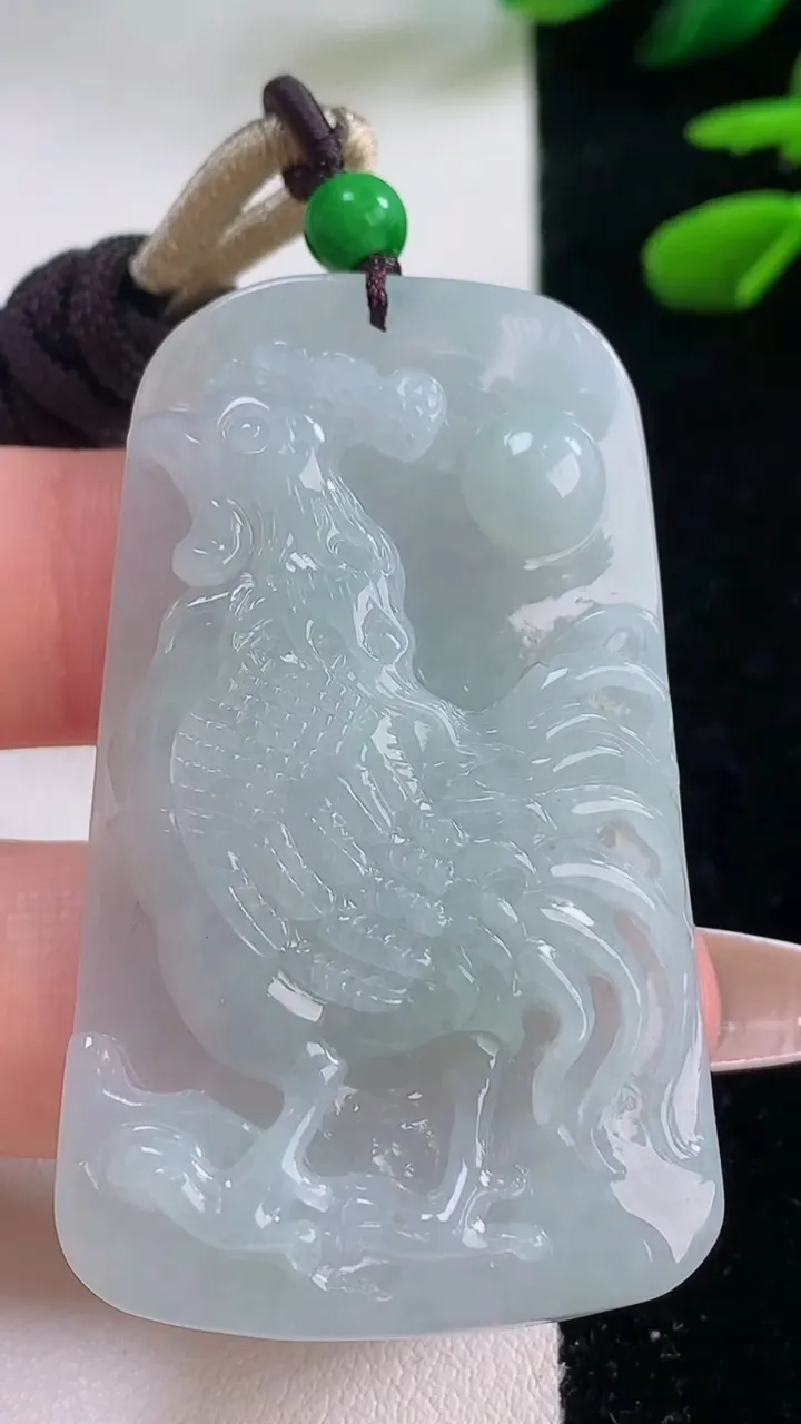 天然A货翡翠生肖鸡吊坠，尺寸51.8-30.7-7，重量:26.18g
12月2日