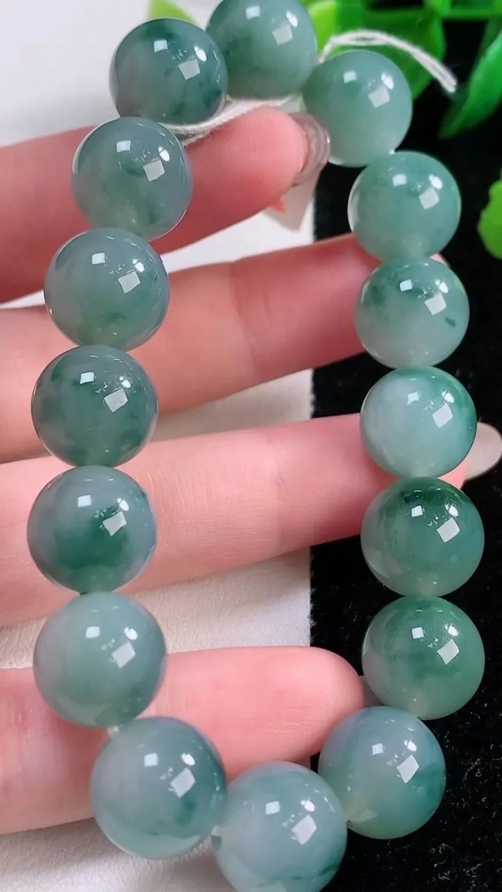 天然A货翡翠种飘花圆珠手串，尺寸12-16颗，重量:49.70g12月2日
工厂直销收藏佳品,种好水足，色泽均匀，有种有色，上手高大气！