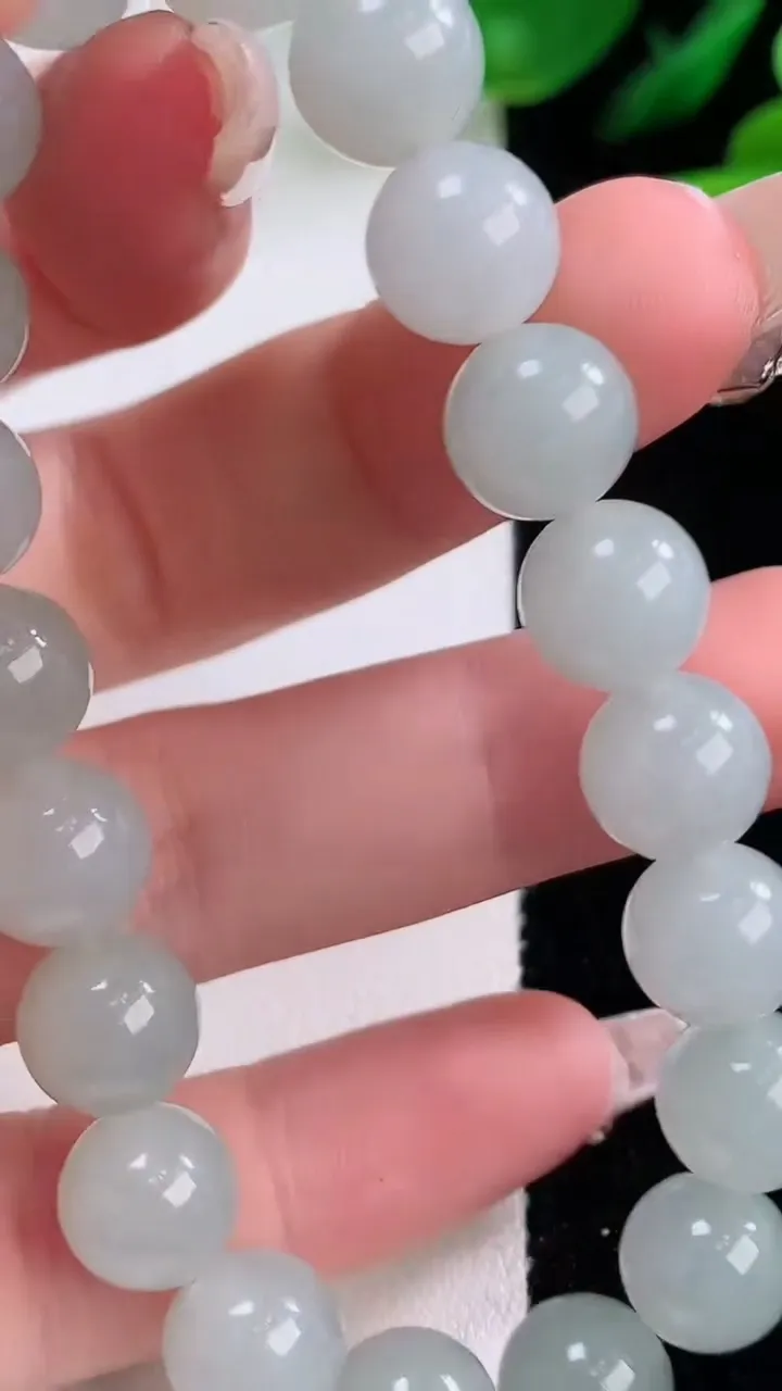 天然A货翡翠圆珠手串，尺寸9.7-20颗，重量:31.85g12月2日
工厂直销收藏佳品,种好水足，色泽均匀，有种有色，上手高大气！