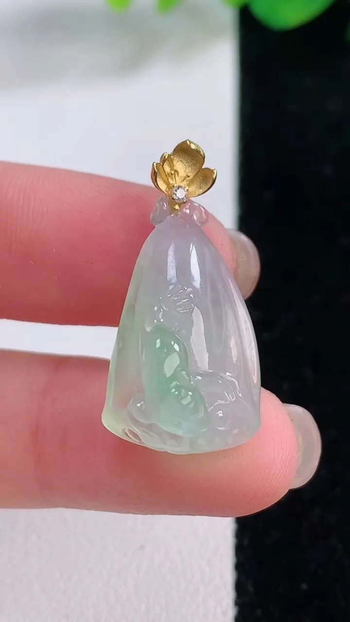 天然A货翡翠莲蓬吊坠，尺寸24.4-14.3-10，重量:3.91g
12月2日