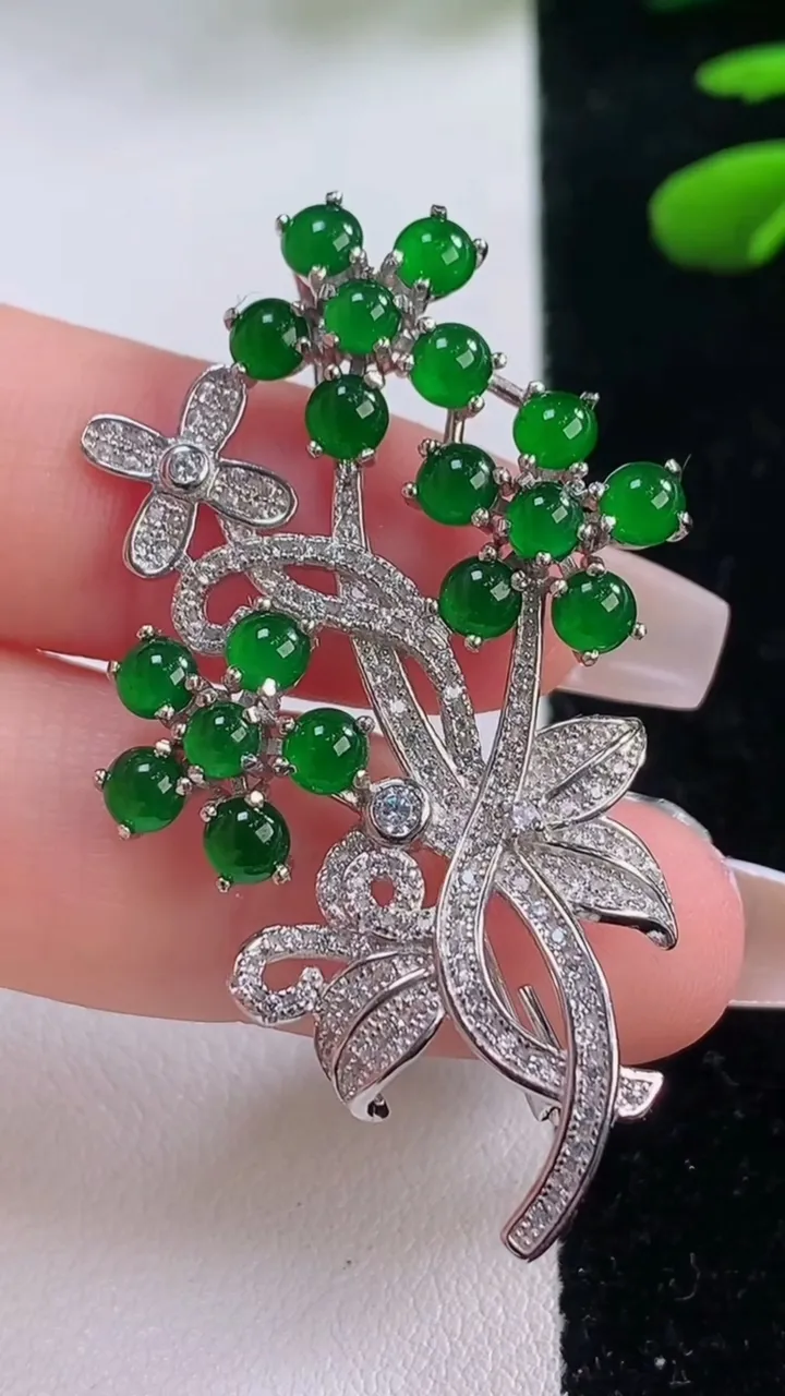 天然A货翡翠蛋面胸针，尺寸3.3，重量:7.84g
12月2日