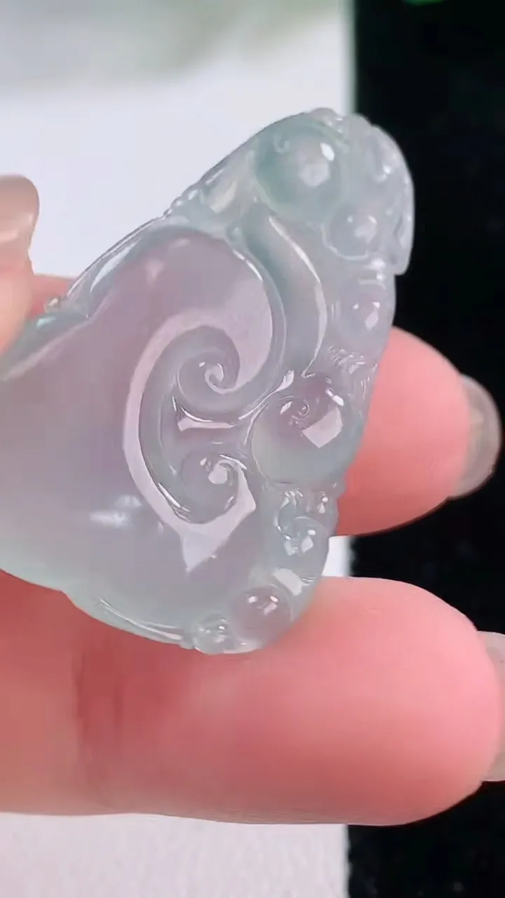 天然A货翡翠如意吊坠，尺寸33.3-22.8-4.8，重量:5.76g
12月2日