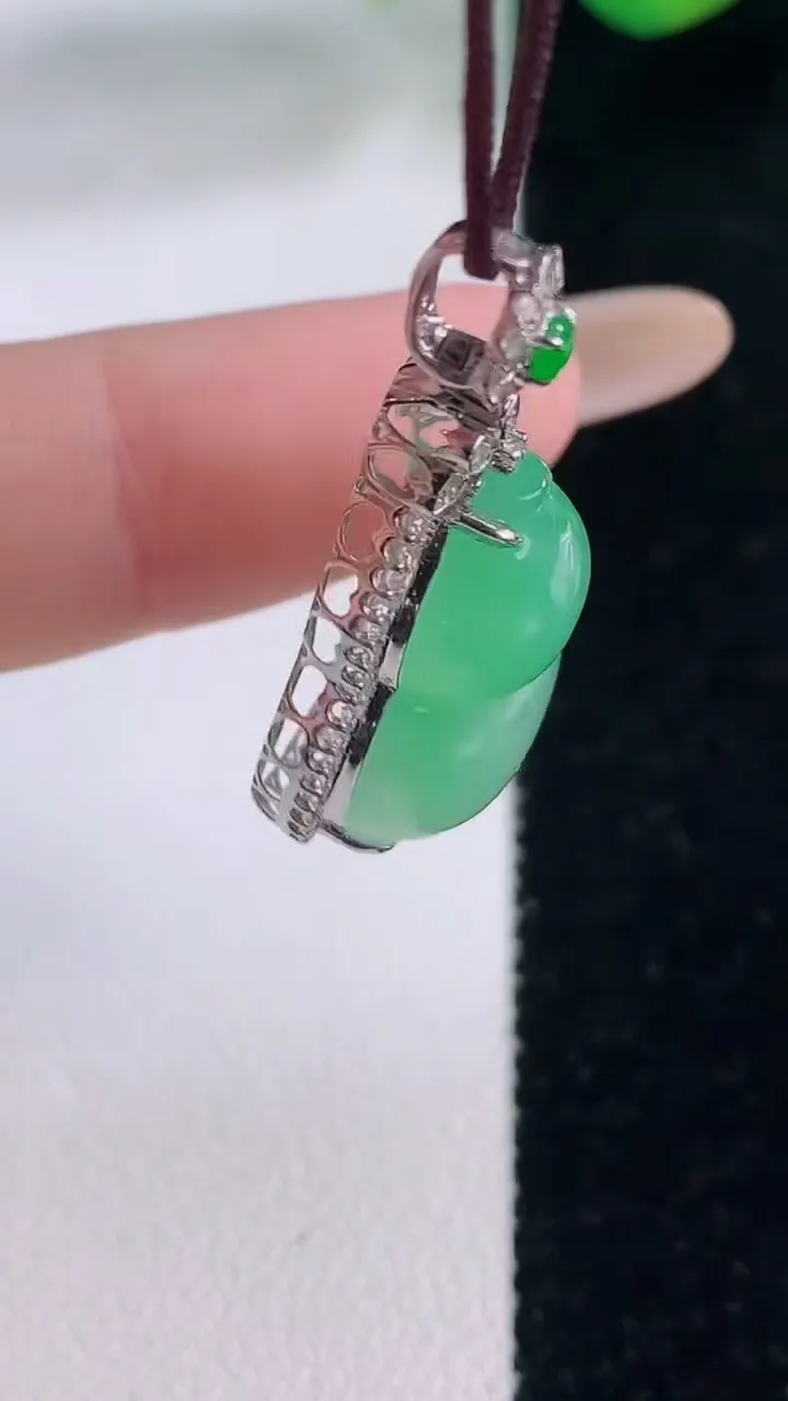 天然A货翡翠葫芦吊坠，尺寸30.7-16.6-9，裸石20-14重量:4.23g
12月2日