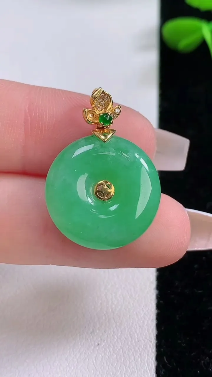 天然A货翡翠平安扣吊坠，尺寸18.6-5.4，重:4.74g
12月2日