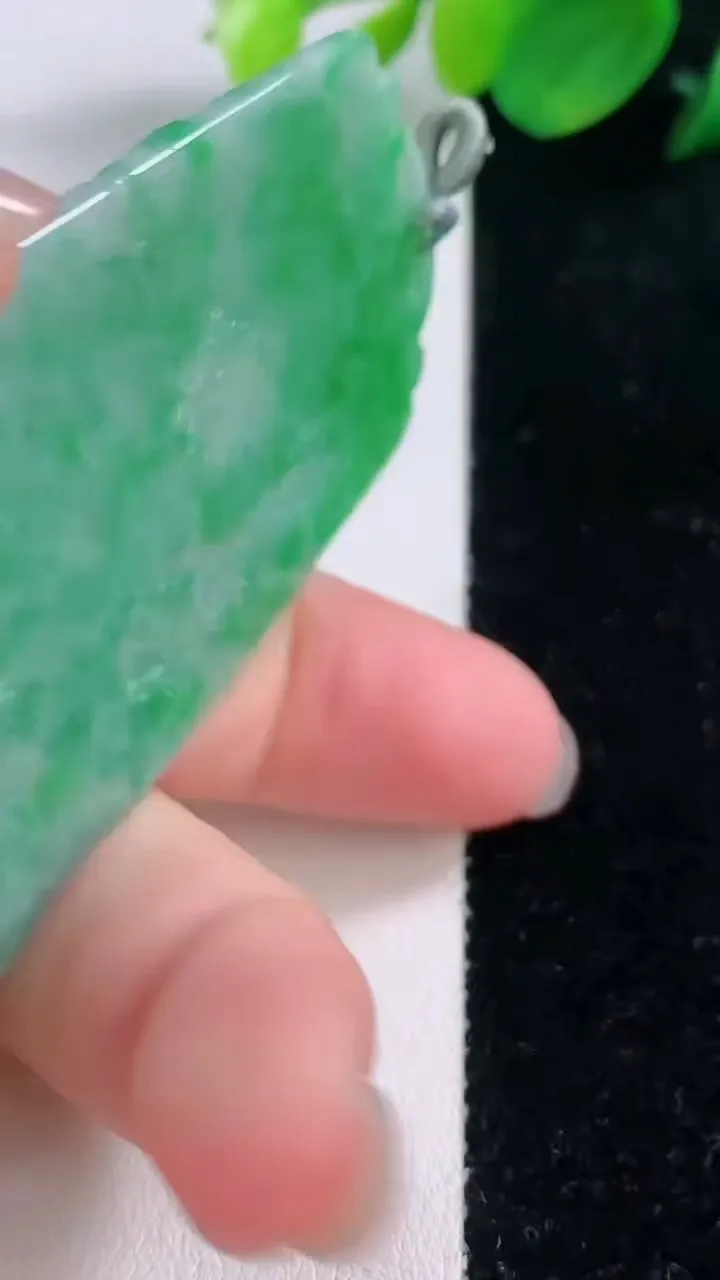 天然A货翡翠山水牌吊坠，尺寸70.3-43.3-4.6，重量:31.20g
12月2日