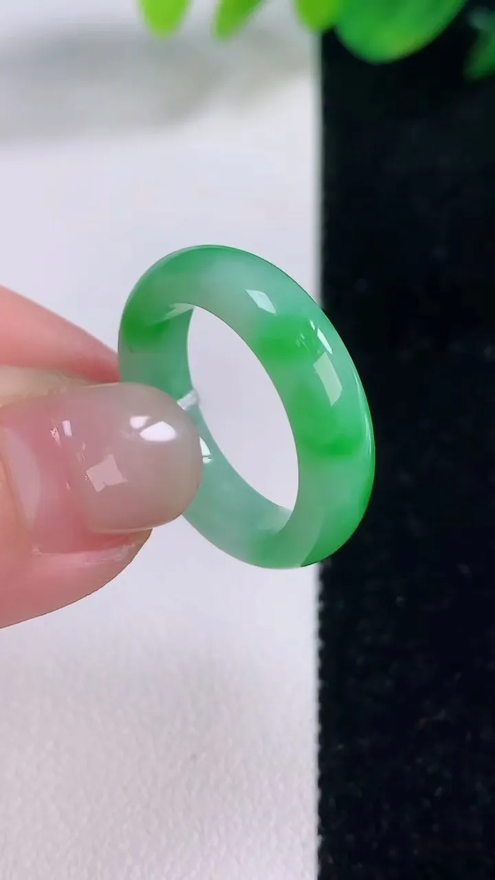 天然A货翡翠指环戒指，尺寸17-5-3，重量:3.53g2025年12月2日
工厂直销收藏佳品,种好