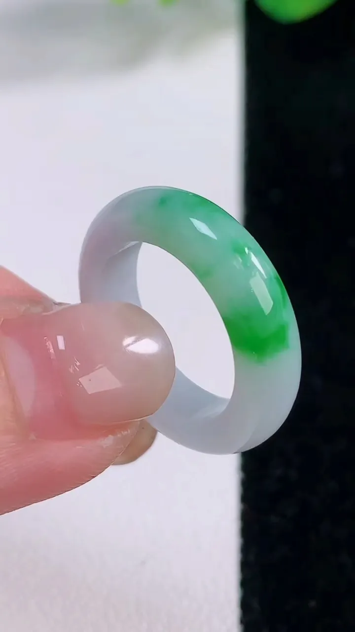 天然A货翡翠指环戒指，尺寸16.5-5.2-3.4，重量:3.85g2025年12月2日
工厂直销收藏佳品,种好水足，色泽均匀，有种有色，上手高大气！