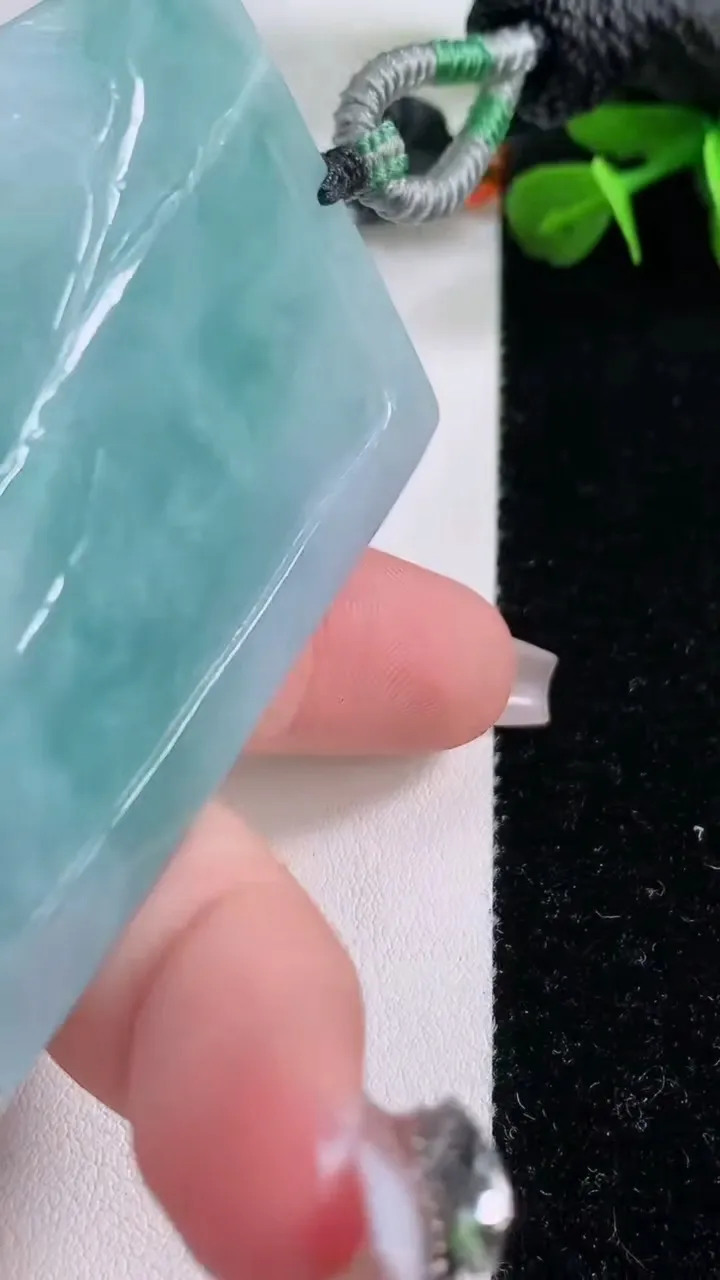 天然A货翡翠牌吊坠，尺寸68.8-46-7.8，重:59.47g
12月2日