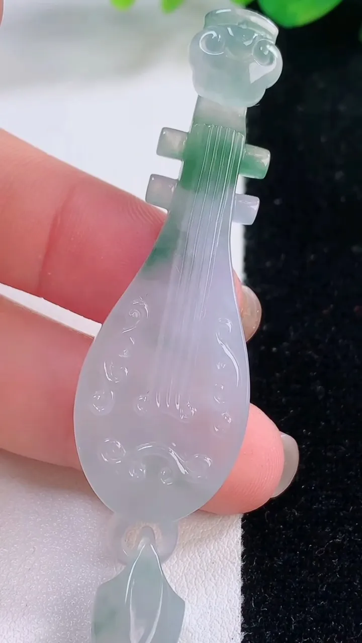 天然A货翡翠冰种飘花琵琶吊坠，尺寸78-18.3-6.4，重量:12.24g
12月2日