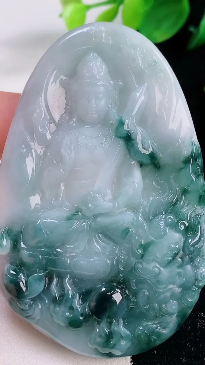天然A货翡翠飘花文殊菩萨吊坠，尺寸72.8-47-8.6，重量:59.76g
12月2日