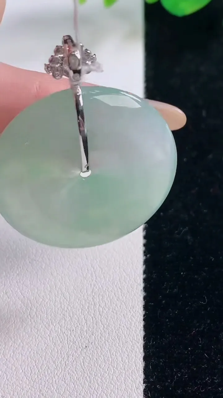 天然A货翡翠平安扣吊坠，尺寸32.6-5.8，重量:13.87g
12月2日