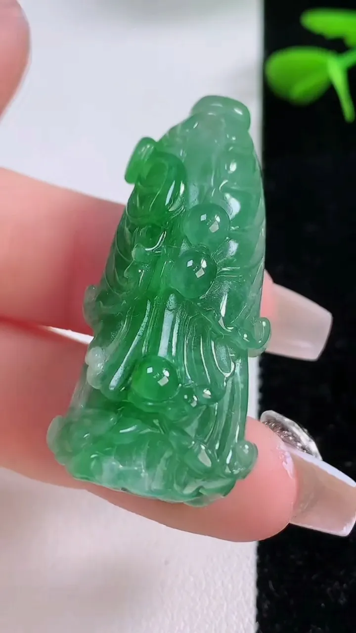 天然A货翡翠白菜吊坠，尺寸43.9-20-13.2，重:16.75g
12月2日