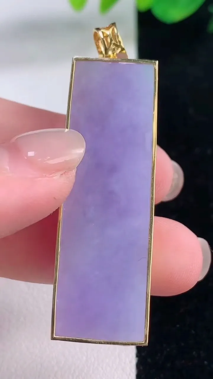 天然A货翡翠18K金紫罗兰无事牌吊坠，尺寸46.3-14.5-6.4，重量:15.04g
12月2日