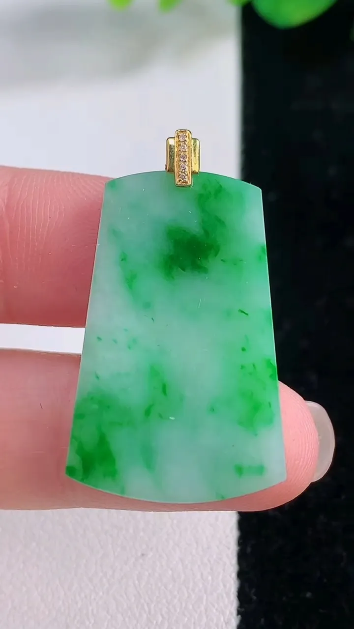 天然A货翡翠无事牌吊坠，尺寸30.5-19.5-2.5，重量:4.69g
12月2日