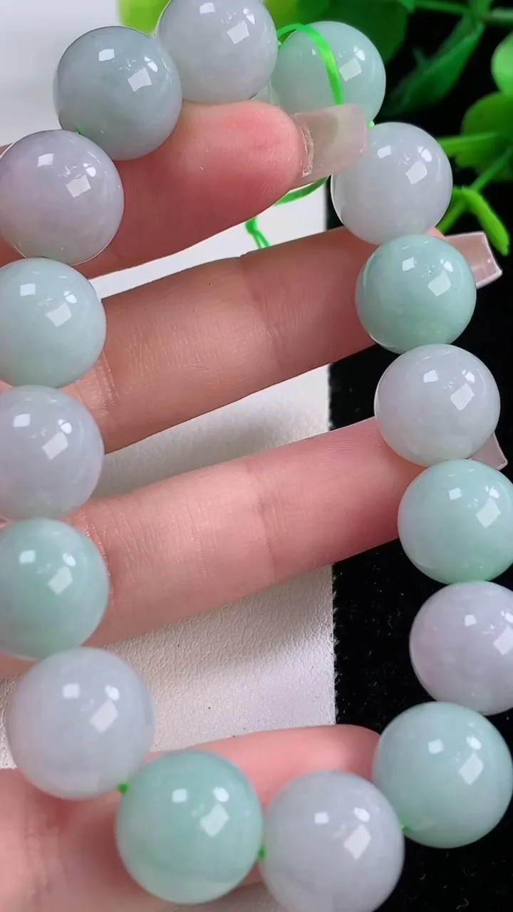 天然A货翡翠圆珠手串，尺寸12.5-16颗，重量:56.83g12月2日
工厂直销收藏佳品,种好水足