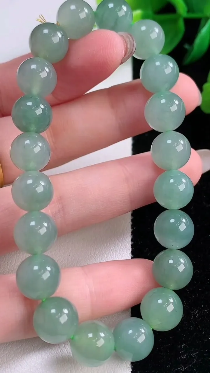 天然A货翡翠圆珠手串，尺寸10-20颗，重量:34.28g12月2日
工厂直销收藏佳品,种好水足，色泽均匀，有种有色，上手高大气！