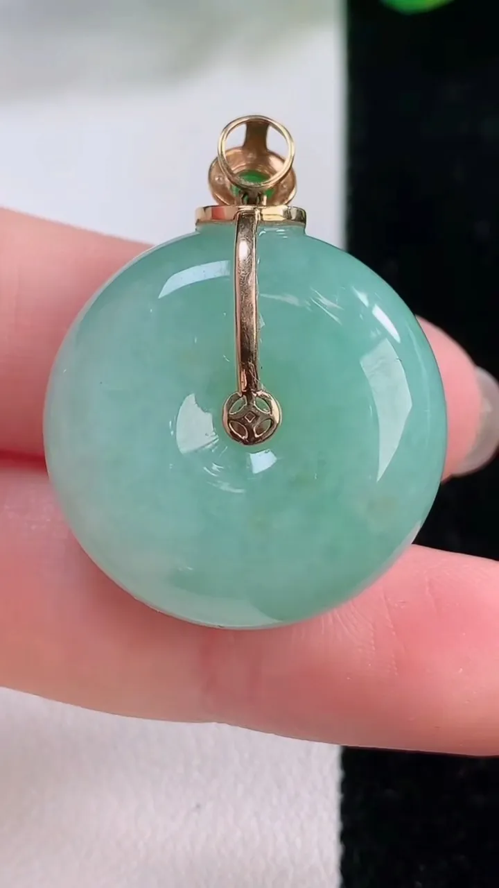 天然A货翡翠平安扣吊坠，尺寸25-11.7，重量:17.51g
12月2日