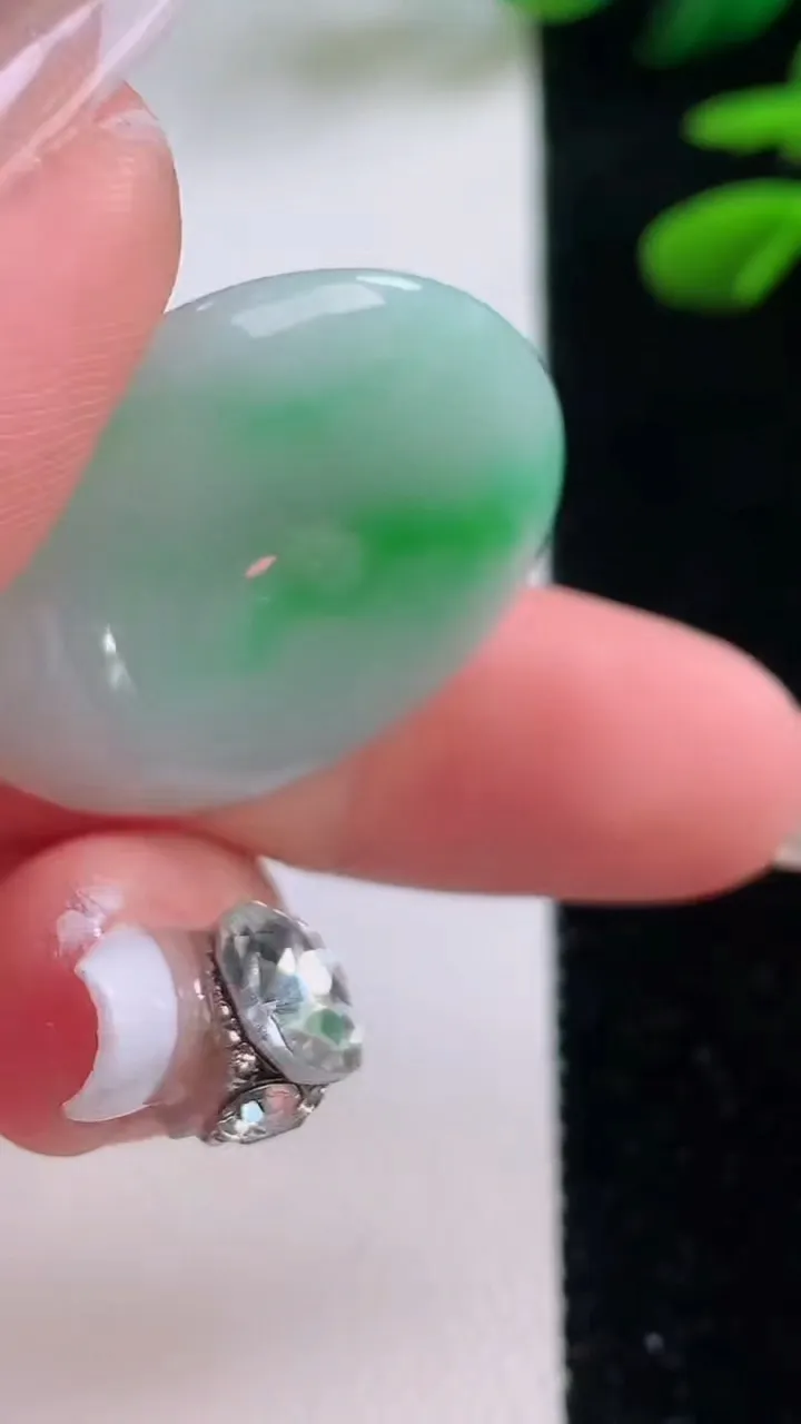 天然A货翡翠平安扣吊坠，尺寸28.3-5.2，重量:8.90g
12月2日