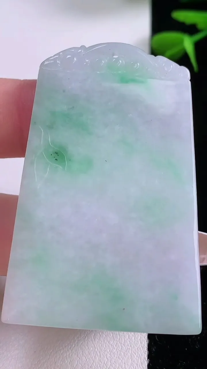 天然A货翡翠无事牌吊坠，尺寸53-35.5-4.5，重:24.29g
12月2日