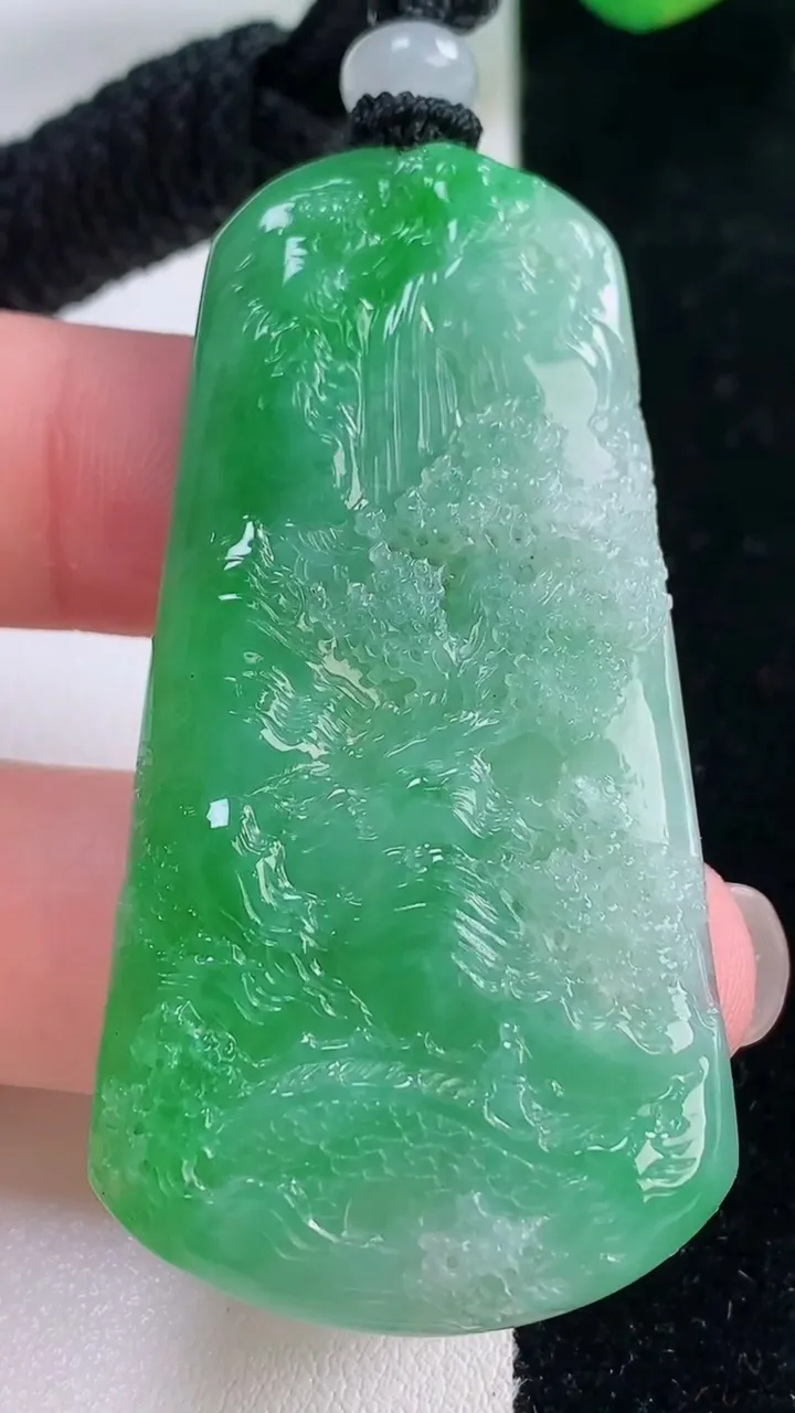 天然A货翡翠山水牌吊坠，尺寸56-28.2-5.7，重量:23.04g
12月2日