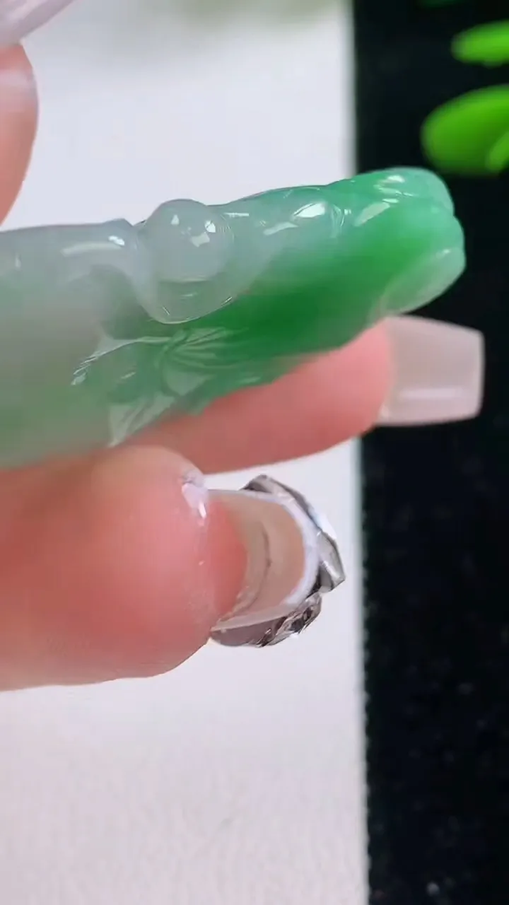 天然A货翡翠年年有余吊坠，尺寸40.5-25-5.7，重量:11.52g
12月2日