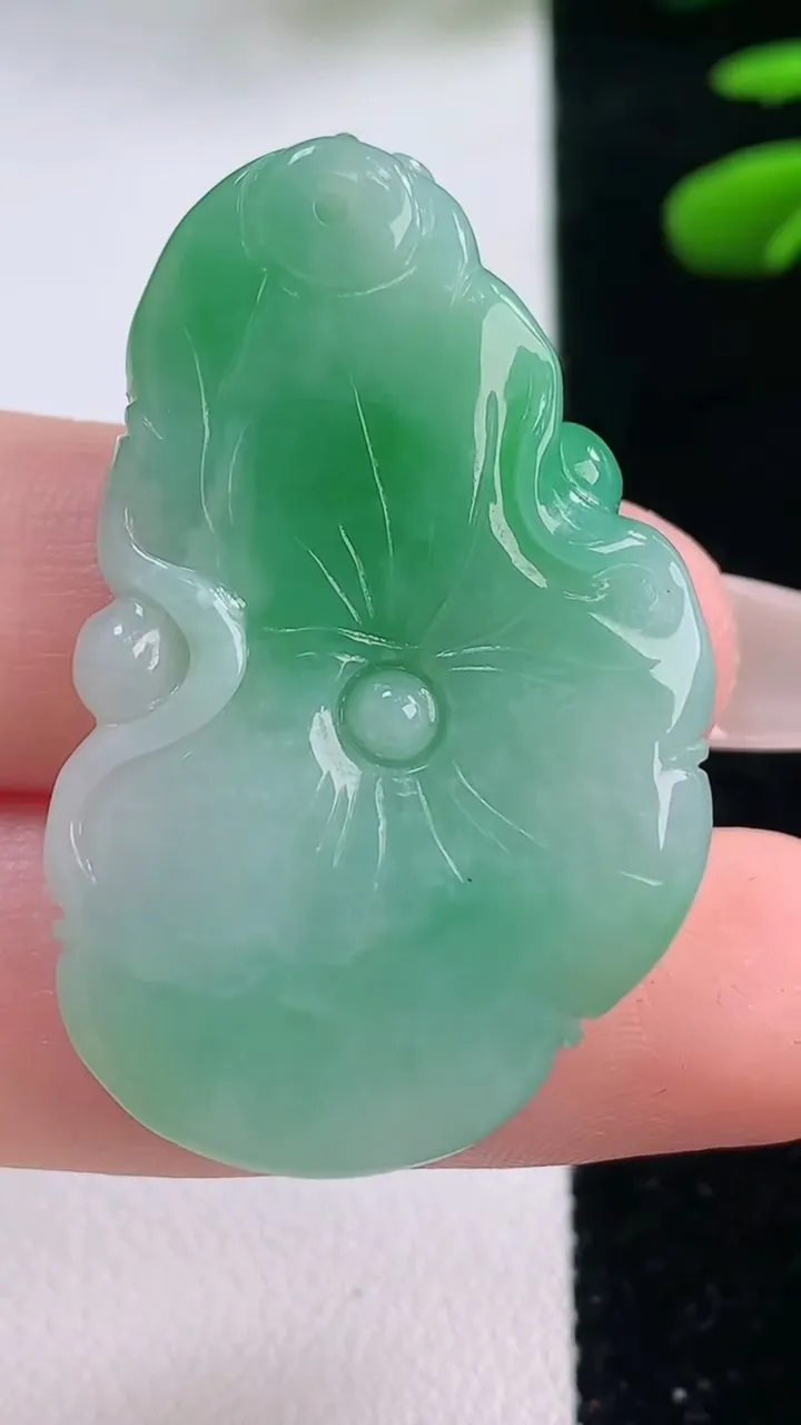 天然A货翡翠年年有余吊坠，尺寸40.5-25-5.7，重量:11.52g
12月2日