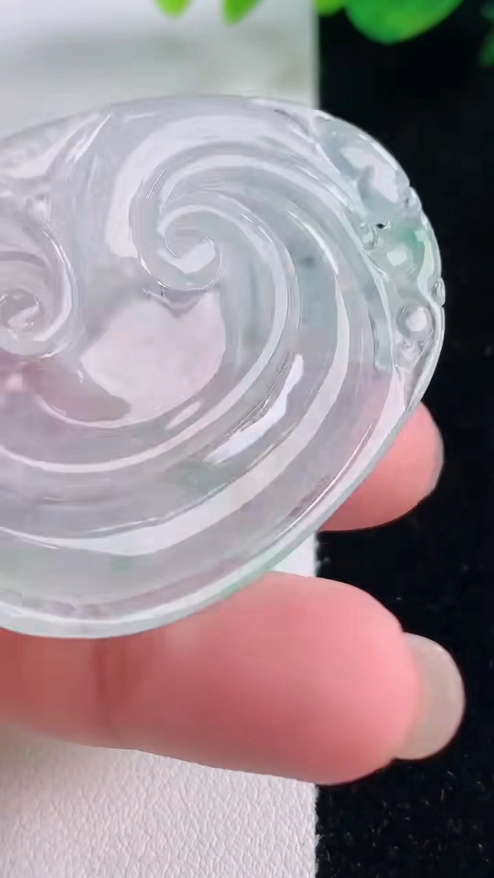 天然A货翡翠如意吊坠，尺寸47.3-35.8-4，重量:14.71g
12月2日