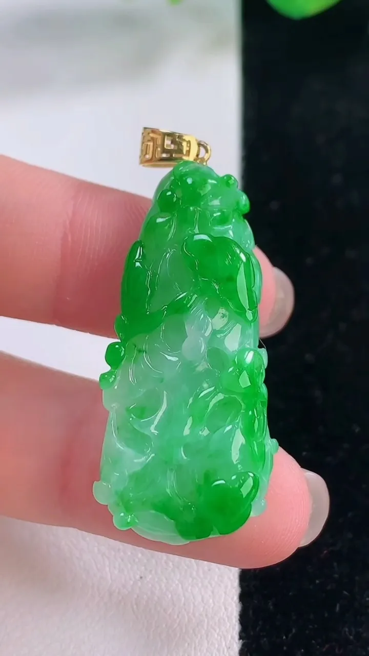 天然A货翡翠白菜吊坠，尺寸36.2-16-8，重量:8.12g
12月2日