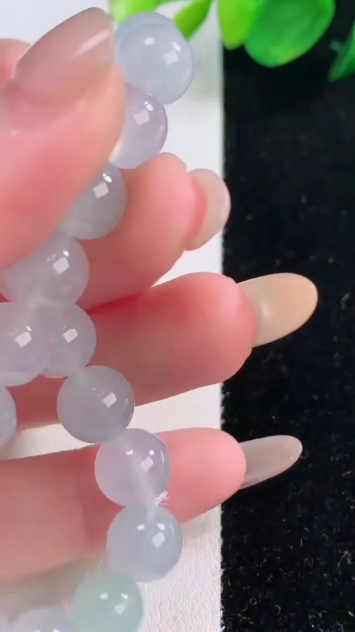 天然A货翡翠圆珠手串，尺寸8.9-20颗，重量:26.98g12月2日
工厂直销收藏佳品,种好水足，色泽均匀，有种有色，上手高大气！