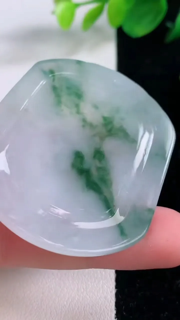 天然A货翡翠飘花生肖鼠吊坠，尺寸51-42.6-4，重量:19.12g
12月2日